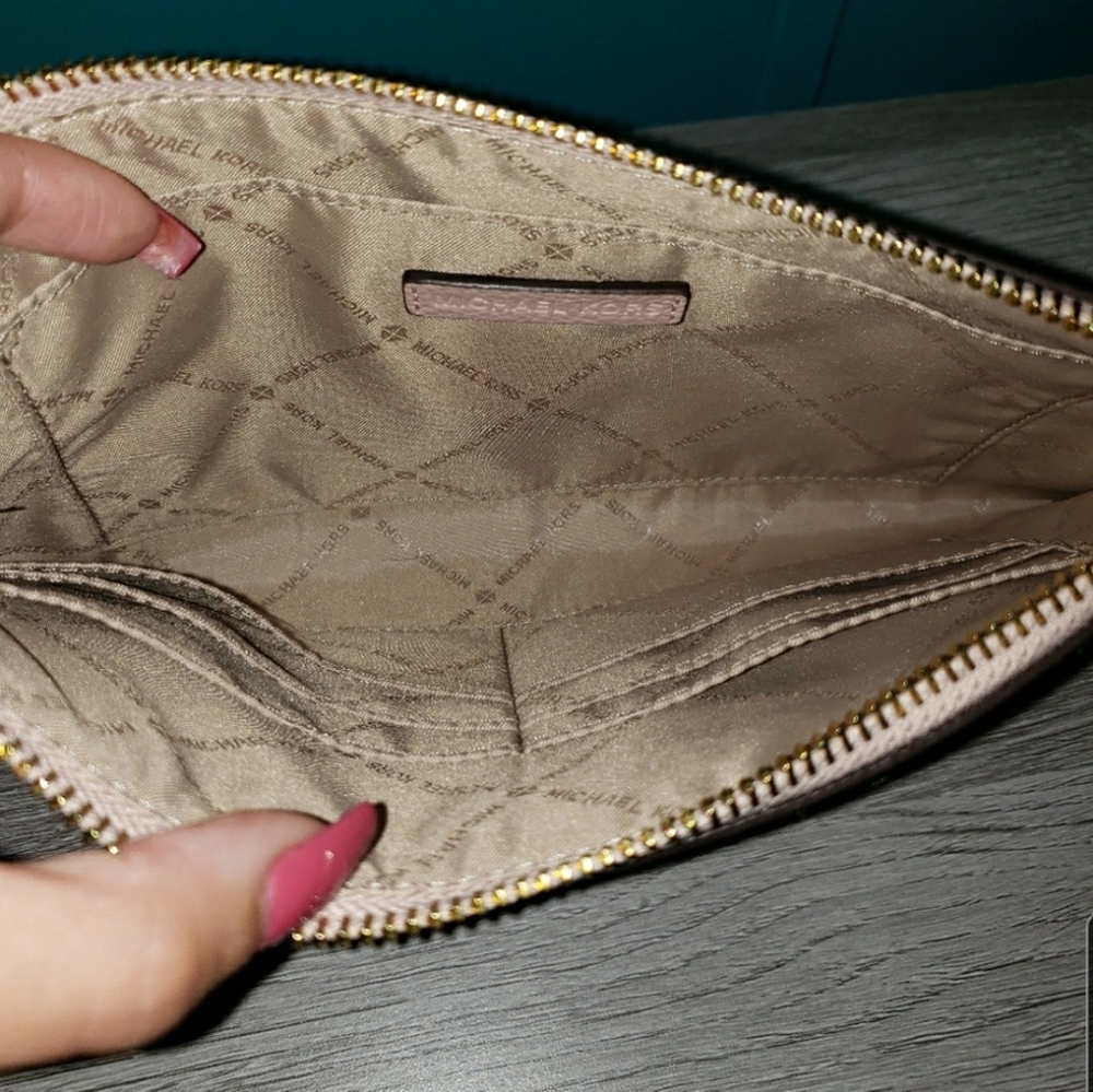MICHEAL KORS LARGE WRISTLET - Picture 2 of 5